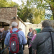 Uitleg over de geschiedenis van Berkeley Castle door de gidsen.